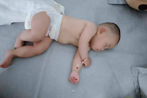 克拉玛依宝宝胳膊上起红疙瘩